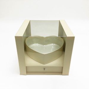 w7246-ivory-clear-square-pvc-flower-box-with-heart-shape-in-the-middle