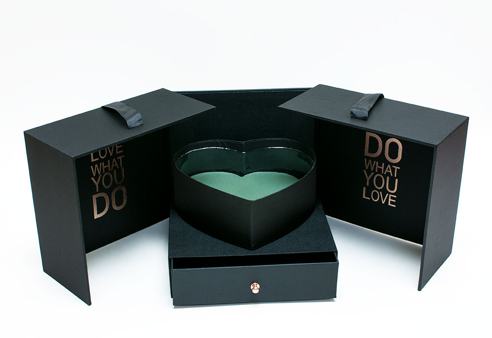 1004Ablack-2 Black Square Flower Box With Heart Enclosed